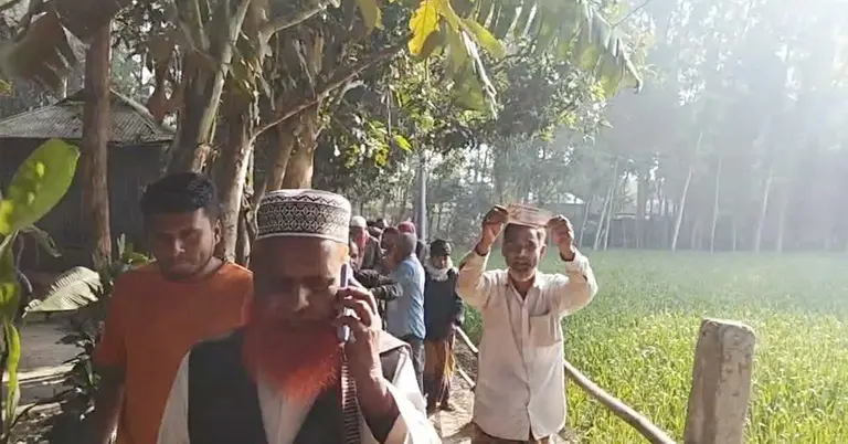 টাকা বিতরণের ছবি